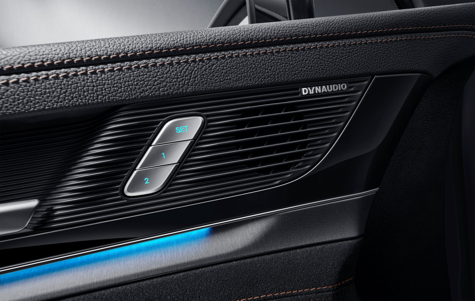 Hệ thống âm thanh cao cấp Dynaudio & ghi nhớ vị trí ghế
